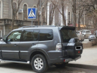 В Волгограде родители учащихся гимназии №3 возмущены припаркованным на переходе внедорожником