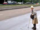  На юге Волгограда 79-летняя пенсионерка попала в ДТП во дворе собственного дома