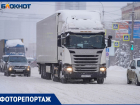 В центре Волгограда фуры заблокировали проезд скорым и гортранспорту: снегопад продолжается