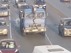 «Пункт назначения» по-волгоградски: на видео попало падение труб из грузовика перед легковушкой 
