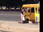 Эмоциональная драка девушки с маршрутчиком попала на видео в Волгограде
