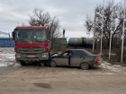 Водитель Priora протаранил два грузовика и сбежал с места ДТП в Волгограде