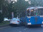 Троллейбус протаранил "Волгу" в центре Волгограда