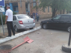 Неадекватный водитель Lada Granta разнес пол-улицы и вылетел на тротуар в Волжском