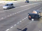 Мощный удар, скорая и полиция: пугающая авария попала на видео в Волгограде