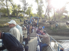 Очередь из 300 дачников собралась на Сарпинском: люди грузились на теплоход
