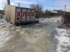 "ГАЗель" с хлебом застряла на покрытой льдом дороге в Волгограде: частный сектор парализован потопом