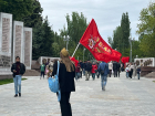 «Маленький сто, большой — тысяча»: в Волгограде не очень бойко раскупают победную символику