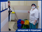 Воду собирают ведрами в затапливаемой стоматологии в Волгограде