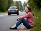 Сидящую на обочине девушку сбила автомобилистка и уехала под Волгоградом