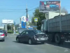 Авария с полуприцепом и Volkswagen перекрыла улицу Елецкую в Волгограде