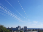 Заполонившие небо следы самолетов напугали волгоградцев: видео