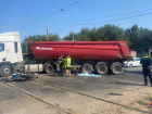 Труп лежит на рельсах: байкера снес грузовик с щебнем в Волгограде