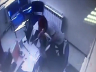 На видео попал грабитель кредитного офиса в Волгограде, сотрудница умоляла не трогать ее