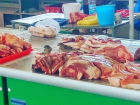 Голодные воробьи клюют мясо с прилавков на рынке Волгограда