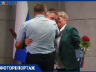 «Меня до сих пор трясет»: встреча отца с сыном-Героем России заставила встать зал в Волгограде