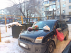 В Волгограде жители дома завалили мусорными мешками мешавшийся автомобиль