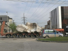 Гигантский камень неизвестного происхождения проехал по центру Волгограда