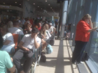 "Народ не паникует, нас просто очень много": толпы собрались в аэропорту Волгограда после утреннего "закрытия неба"