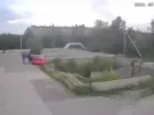 Подростки забросали булыжниками иномарку в гаражном кооперативе под Волгоградом 