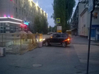 В Волгограде мощный внедорожник протаранил бетонный блок ограждения траншеи
