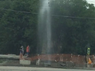 Огромный фонтан забил прямо из-под земли на севере Волгограда