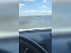 Превратившая трассу в озеро «большая вода» попала на видео под Иловлей