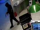 Вооруженный ограбил супермаркет ради водки в Камышине: видео