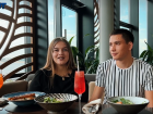 Волгоградцы с красивой историей любви выиграли ужин в «Реке» на 5000 рублей