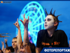 Сотни фанатов "Горшка" в день его смерти собрались в необычных костюмах в центре Волгограда 