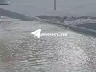 Дорогу закрыли из-за мощного потока в Волгограде: видео