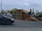 Опрокинувшийся КамАЗ с древесиной сняли на видео в Советском районе Волгограда
