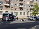В центре Волгограда столкнулись «Яндекс.Такси» и мотоциклист