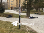 Спят на каждом шагу: бездомные поселились у собора в центре Волгограда