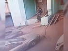 Мужчина с кувалдой ворвался в дом волгоградки – видео 