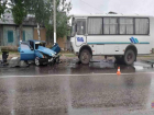 Водитель на ВАЗе врезался в пассажирский автобус под Волгоградом: мужчина в коме