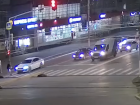 Мужчина шагнул под машину в центре Волгограда: видео