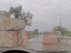 Каменные столбы в виде препятствий на мосту в Елани показали на видео жители