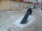 Больше двух лет автомобилисты юга Волгограда в шоке от езды по открытым люкам