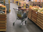 Волгоградец уснул в продуктовой тележке посреди супермаркета