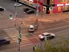 Больно смотреть: эпичный кувырок мотоциклиста через авто попал на видео в Волжском
