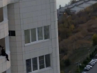 Сидящая на краю балкона 22-этажа девочка попала на видео в Волгограде