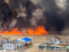 Пожар идет на дома и поликлинику на юге Волгограда — видео