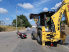 Мотоциклист умер после столкновения с трактором в Волгограде