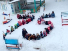 Скандал в Волгоградской области: сидящими на снегу детсадовцами написали цифру 75