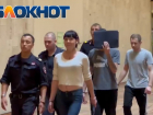 Обвиняемая в массовом убийстве шла с улыбкой на суд в Волгограде
