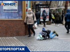 В центре Волгограда горожане падают на ледяные тротуары: фоторепортаж