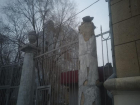 «Отваливаются кирпичи и штукатурка»: на разваливающееся здание в центре Волгоград снова обратили внимание
