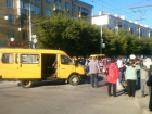 В Волгограде у ТЦ "Ворошиловский" "ВАЗ-2112" протаранил маршрутку №160: есть пострадавшие