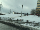 В Волгограде взрослые разрешают детям скатываться с горки под колеса автомобилей